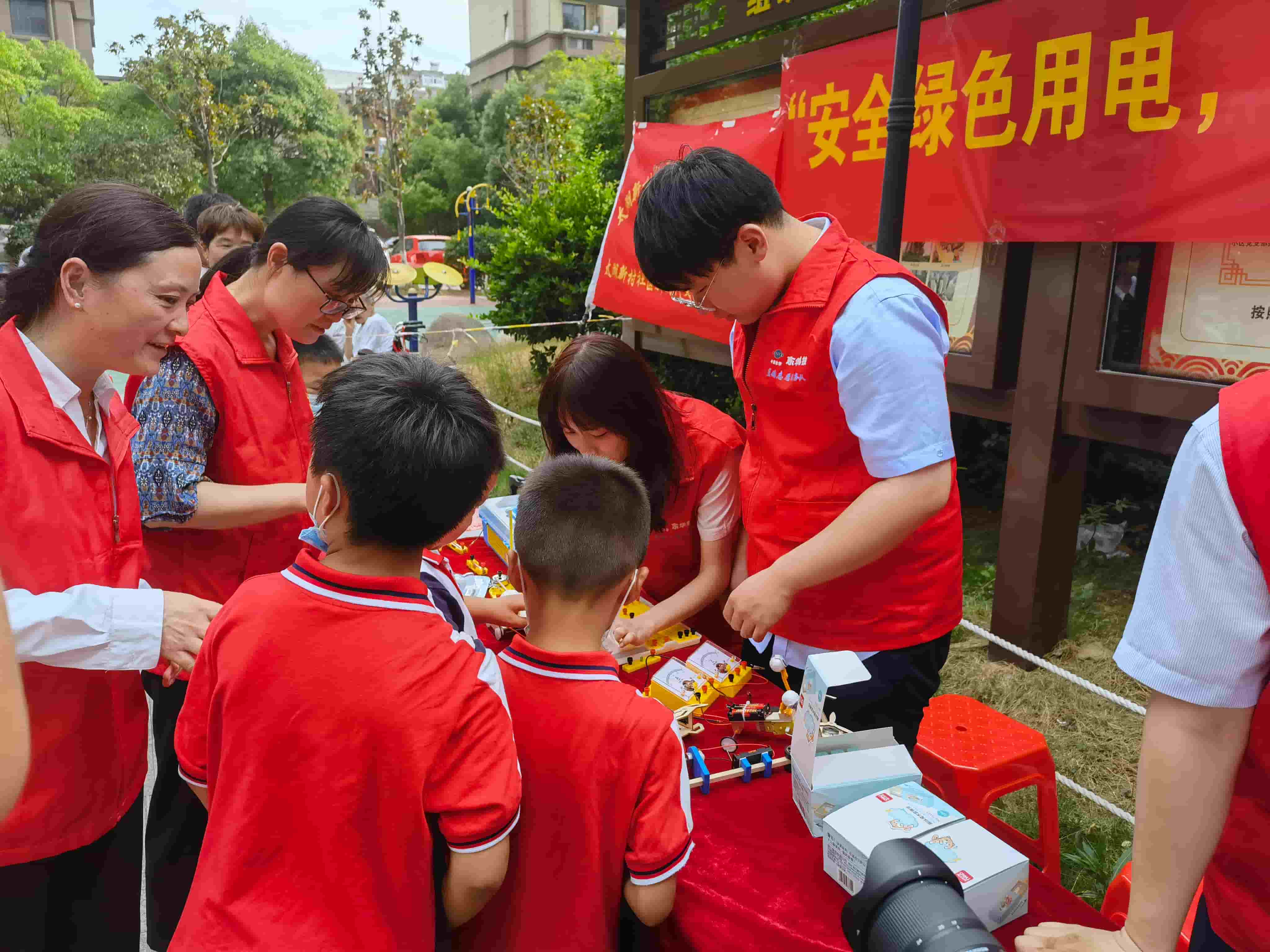 2021年6月21日，藍鴿志愿服務隊前往社區開展“安全用電，安全你我”志愿活動（1）